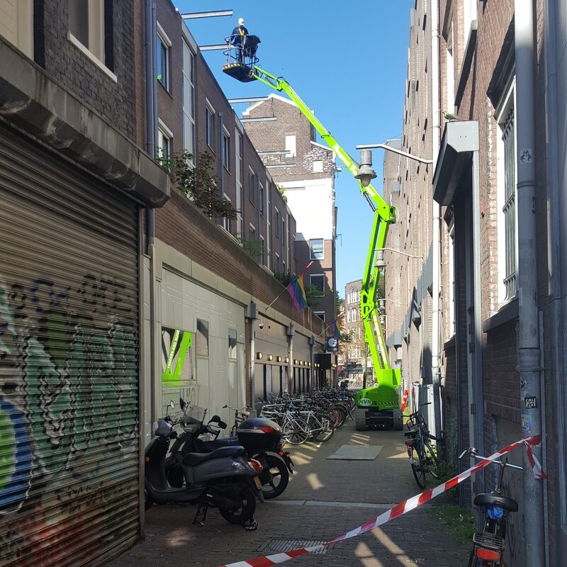Keuring met hoogwerker in een Amsterdamse straat