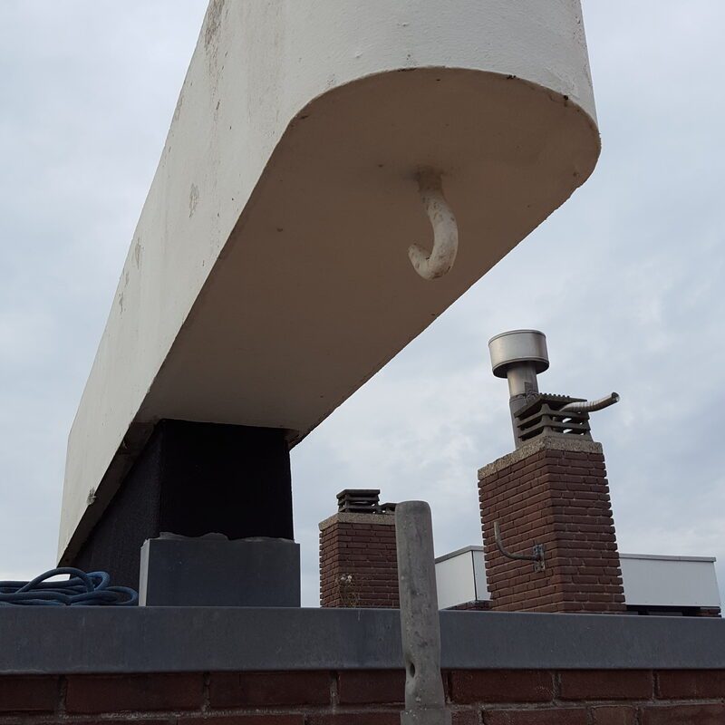 Betonnen hijsbalk met geïntegreerd hijsoog, gezien vanaf het dak