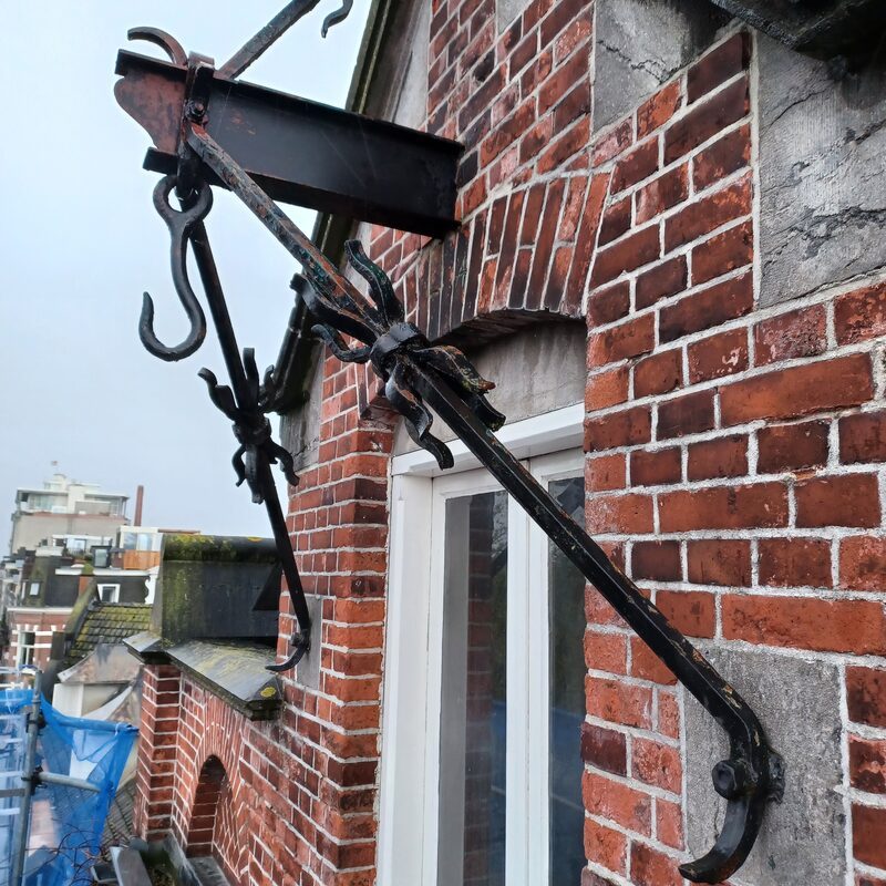 3-punts hijsconstructie van smeedwerk aan de gevel