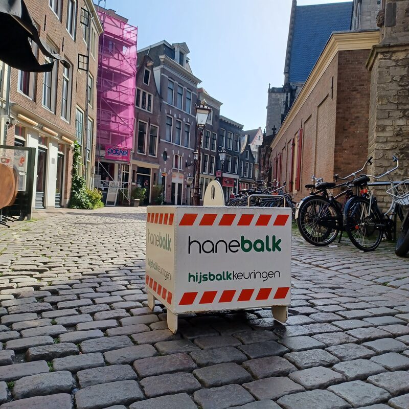 Het Hanebalk testgewicht op de keien bij de Oude Kerk in de Amsterdamse binnenstad