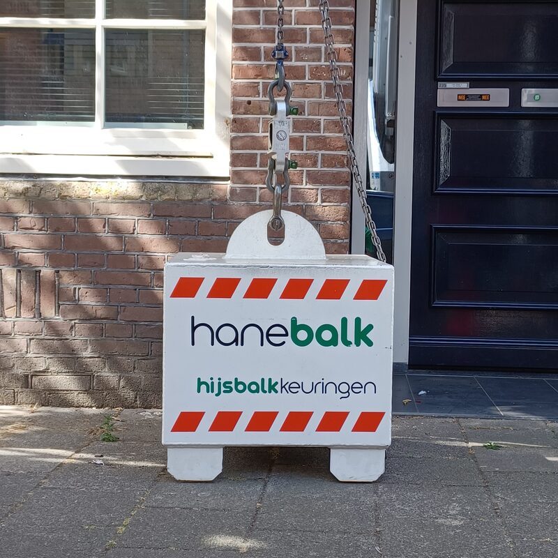 Het Hanebalk testgewicht aan de ketting voor een Amsterdamse voordeur